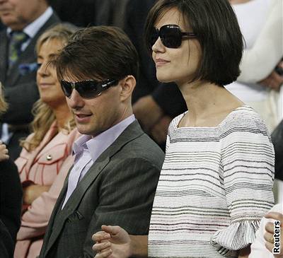 Tom Cruise s údajn thotnou manelkou Katie Holmesovou se pili podívat na poslední zápas Davida Beckhama za Real Madrid, 17.6.2007