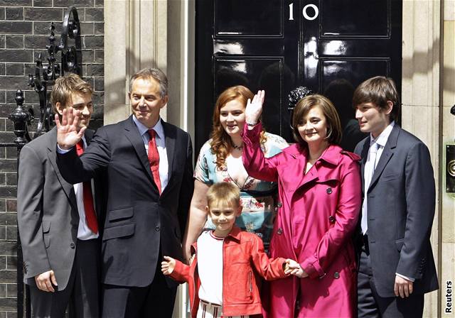 Tony Blair opoutí Downing Street s celou rodinou