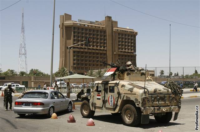 Sebevraedný atentátník se odpálil v hale hotelu Mansúr