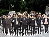 Neslyíme vás. Kartonové figuríny lídr EU v ivotní velikosti instalovala v Bruselu skupina Open Europe. Zacpané ui mají symbolizovat hluchotu politik, kteí nechtjí nechat volie hlasovat o euroústav v referendech. (21. ervna 2007)