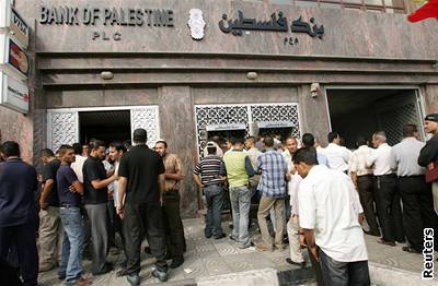 Fronta ped bankou v Gaze. Lidé po 17 msících dostávají výplaty