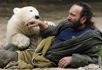 Lední medvídek Knut s oetovatelem Thomasem Dörfleinem