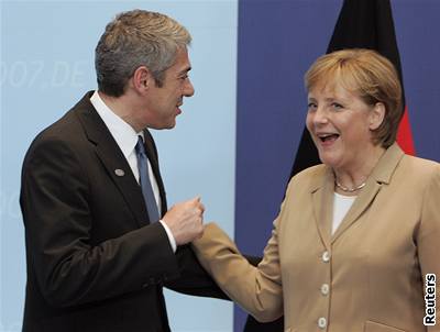 Portugalsko pichází, Nmecko odchází. Premiér Sokrates a kancléka Merkelová na summitu EU
