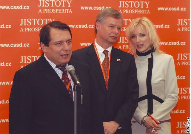 Tlumonice Petra Kováová po boku amerického velvyslance Richarda W. Grabera.