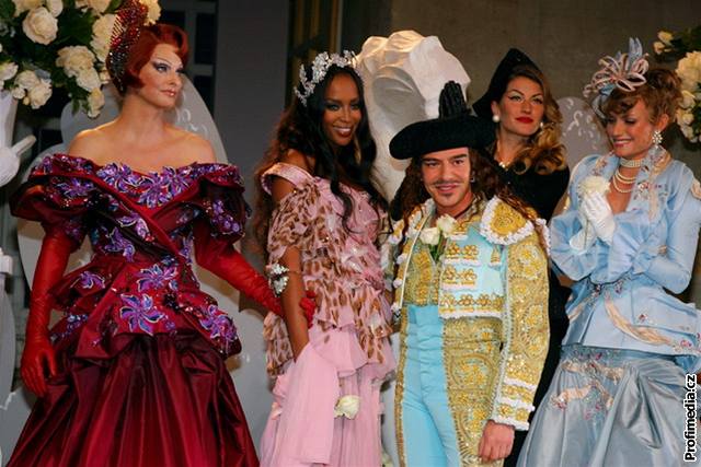 Britský návrhá John Galliano obklopený modelkami na pehlídce své nové kolekce (2. ervence 2007)