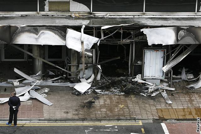 Teroristé zaútoili na letit v Glasgow minulou sobotu. Jeden z nich je tce popálený, druhý u stanul ped soudem