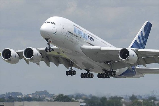 Airbus je ve skluzu. Obí model A380 nestíhá dodávat v termínech.