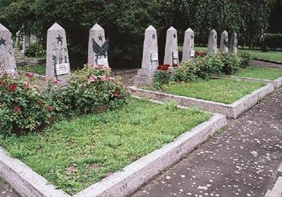 Poniené náhrobky rudoarmjc na Olanských hbitovech v Praze
