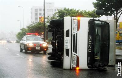 V okinawské metropoli Naha silný vítr pevracel auta v ulicích