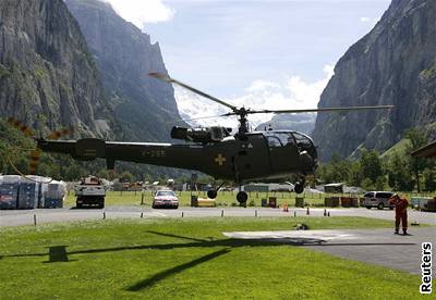 Vrtulník výcarské armády pi záchranné akci.