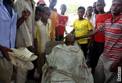 Lidé se shromádili kolem chlapce, kterého zabil granát na triti Bakara