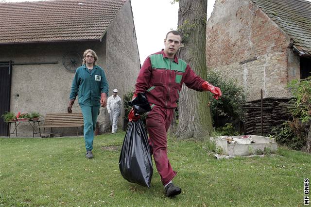 Mimo likvidace slepic ve velkochovech musí v Kosoín veterinái zabíjet i domácí drbe.