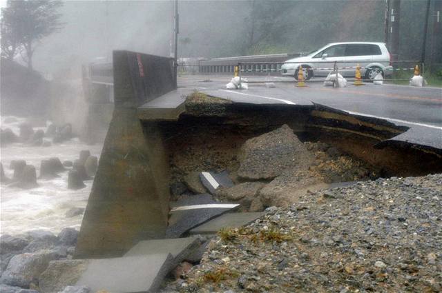 Rozbouené moe pokodilo infrastrukturu na pobeí ostrova Okinawa.