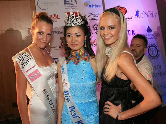 íanka Quingling Baová (uprosted) se stala vítzkou soute Miss Deaf World. Vpravo je eská Miss Lucie Hadaová, vlevo Miss R Kateina Sokolová, která byla lenkou poroty