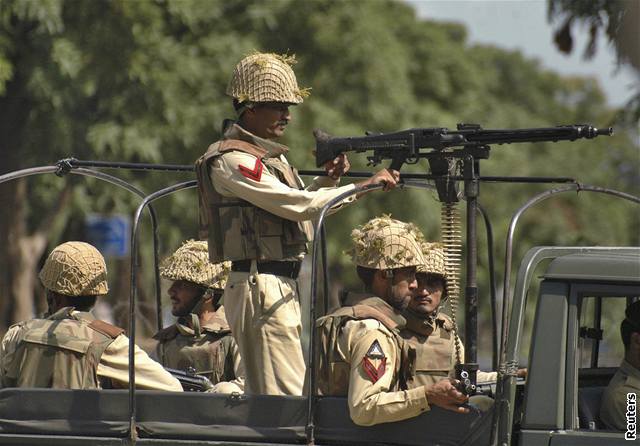 Vojáci zaútoili na meitu v Islámábádu