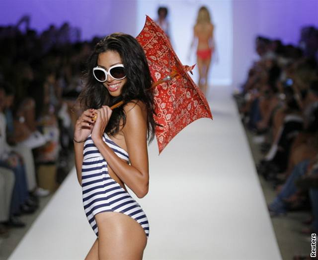 Modelka pedvádí kolekci plavek Jessicy Simpsonové v rámci akce Mercedes-Benz Fashion Week v Miami (14. ervence 2007)