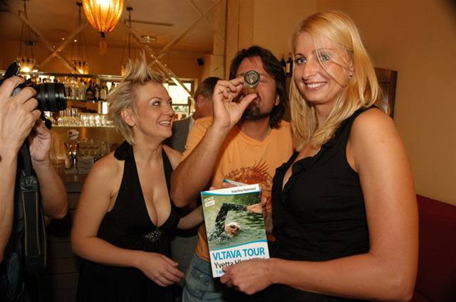 Jií Pomeje si hraje s lahvikou s vodou z Vltavy na ktu knihy Yvetta Hlaváová Vltava Tour. eny se smjí, je to legrace (3. ervence 2007)