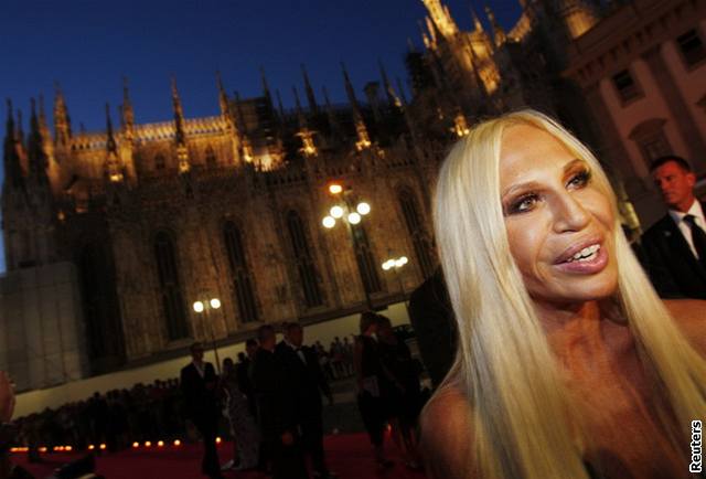 Italská návrháka Donatella Versace pichází na slavnostní veei po skonení baletu Díky Gianni, s láskou v rámci oslav deseti let od smrti módního návrháe Versaceho (15. ervence 2007)