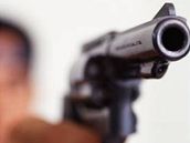Násilník si vynucuje sex po muích pistolí. Ilustraní foto