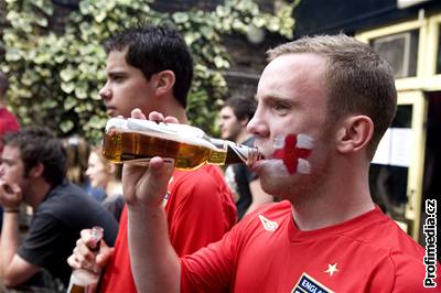 Britská debata se vede kolem takzvaného binge drinking, tedy co nejrychlejího opití se.