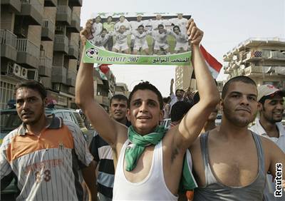 Irátí fanouci slaví vítzství ve fotbale nad Jiní Koreou.