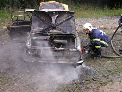 Policie zatím neví, pro auto zaalo hoet.