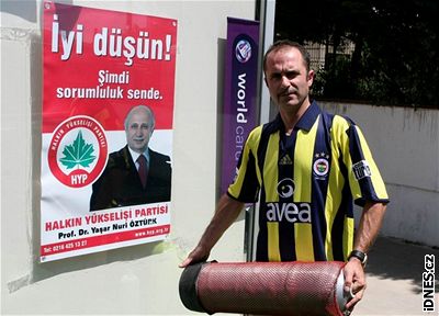 Volby v Turecku - Tarkan Sevinçli u plakátu strany HYP
