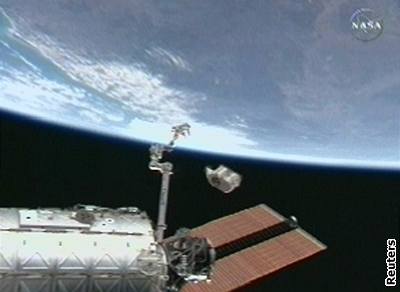 Kosmonaut vyhazuje nádr do vesmíru
