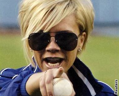 Victoria Beckhamová na baseballovém zápase mezi Los Angeles Dodgers a NEw York Metz (11. ervna 2007)