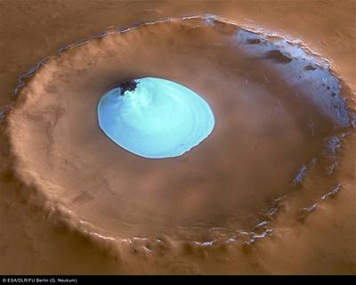 Mars - vodní led v kráteru u severního polu