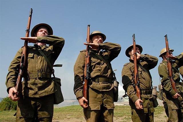 Armáda cvií herce na natáení filmu Tobruk.