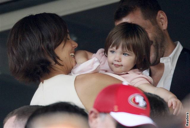 americká fotbalová premiéra Davida Beckhama - hereka Katie Holmesová s dcerou Suri