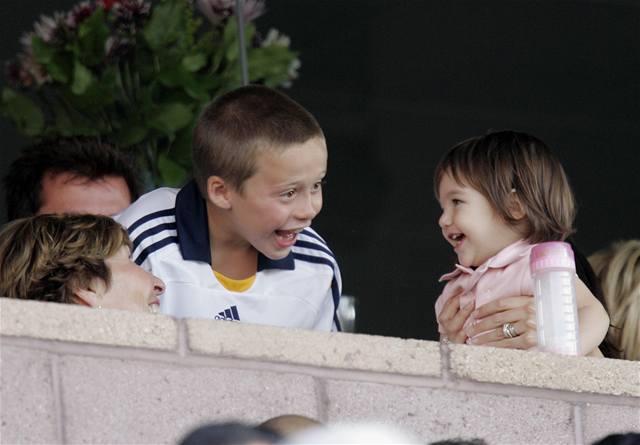 syn Davida Beckhama Brooklyn dovádí s dcerkou Toma Cruise Suri