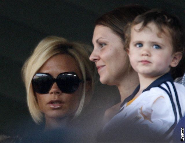 Victiria Beckhamová si nenechala ujít americkou fotbalovu premiéru svého manela Davida, na snímku s nejmladím synem Cruzem 