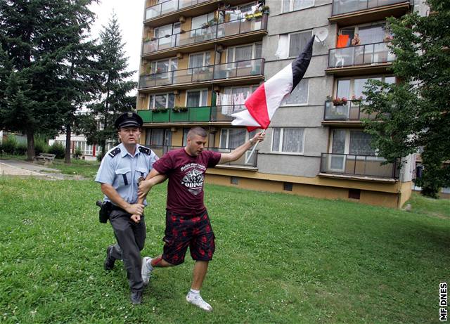 lenové Národního korporativismu ví, e spolenost na výroky o Romech slyí.