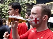 Britská debata se vede kolem takzvaného binge drinking, tedy co nejrychlejího opití se.