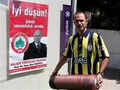 Volby v Turecku - Tarkan Sevinçli u plakátu strany HYP