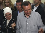 Manelka konzervativního premiéra Erdogana Emine na veejnost bez átku nevyjde. Ilustraní foto