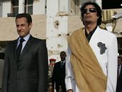 Nicolas Sarkozy a Muammar Kaddáfí.