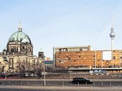 Zpoza Paláce republiky se na berlínský evangelický dóm dívá televizní v
