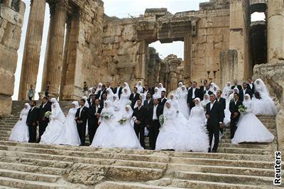 Novomanelské páry poizují spolenou fotografii bhem hromadné svatby v ímském chrám ve mst Baalbek ve východním Libanonu.