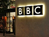 Jsme velmi zklamáni, e posluchai si u nenaladí nae nestranné a nezávislé vysílání, posteskl si Richard Sambrook z vedení BBC.