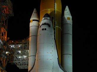 Raketopln Endeavour pipraven k letu STS-118