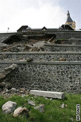 Ve tvrtek 2. srpna se zítila ást oprných stn.
