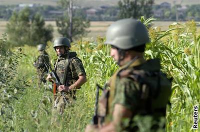 Vojáci hlídají místo, kam dopadla ruská bomba
