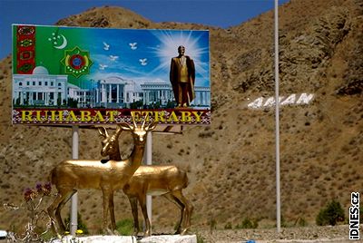 Achabádská rekreaní oblast nás vítá billboardem se zlatým Turkmenbaim, kýovit pozlacenými srnci a motivaním nápisem v místních horách. Lepí kompozici nestíháme, na rameno klepe ruka policajta. Máte povolení?