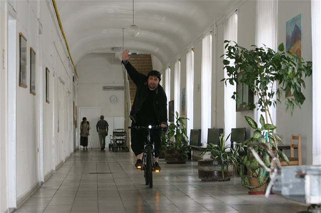 Lubo Xaver Veselý vyzkouel nové kolo na nemocniní chodb