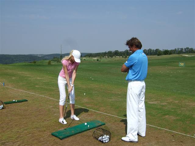 eská Miss Lucie Hadaová s trenérem golfu Alanem Babickým