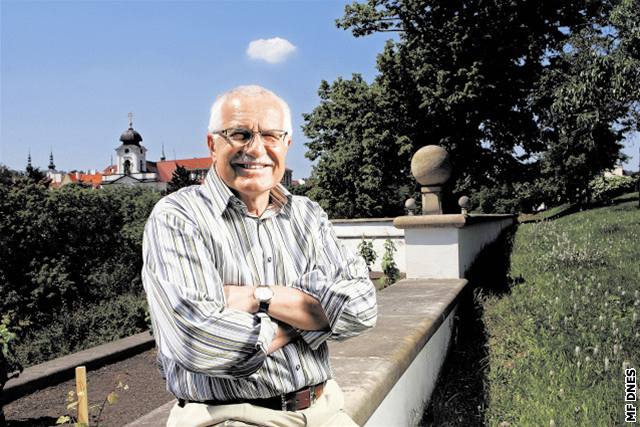 Ze zahrad vily na Hradanech má Václav Klaus pekrásný výhled