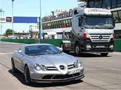 Mercedes SLR versus Actros F1